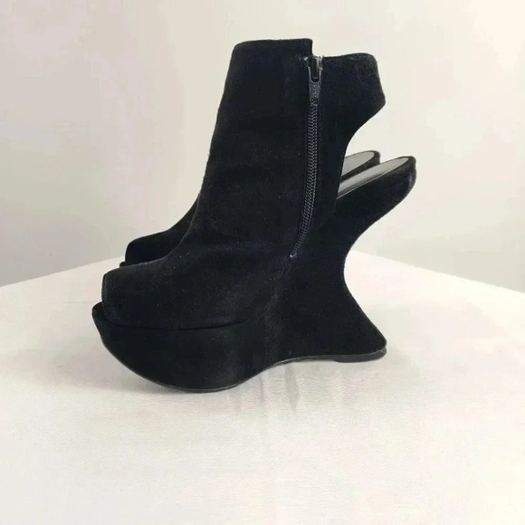 Stuart Wietzman modern anti gravity heelless suede platform booties - Picture 7 of 11